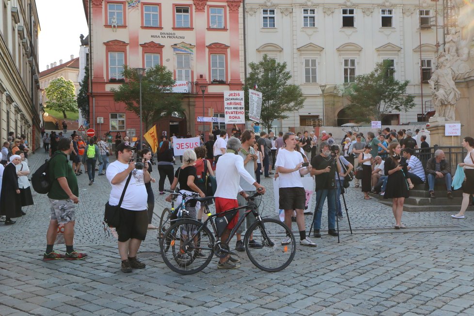 Kontroverzní představení Naše násilí, vaše násilí, v němž Ježíš Kristus znásilňuje muslimku, vzbudilo v Brně vlnu protestů.
