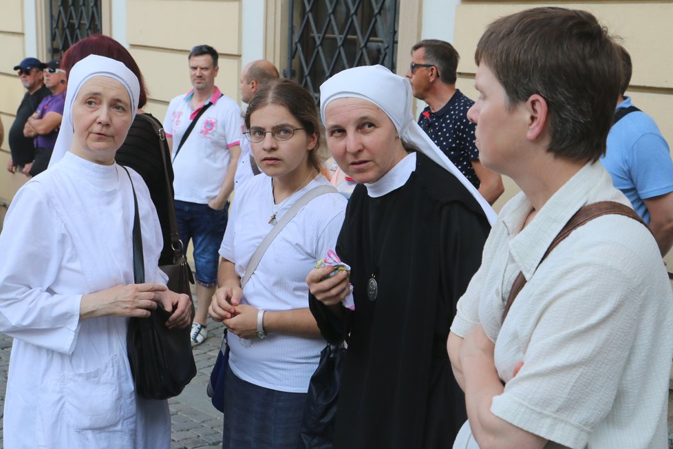 Kontroverzní představení Naše násilí, vaše násilí, v němž Ježíš Kristus znásilňuje musilmku vzbudilo v Brně vlnu protestů.