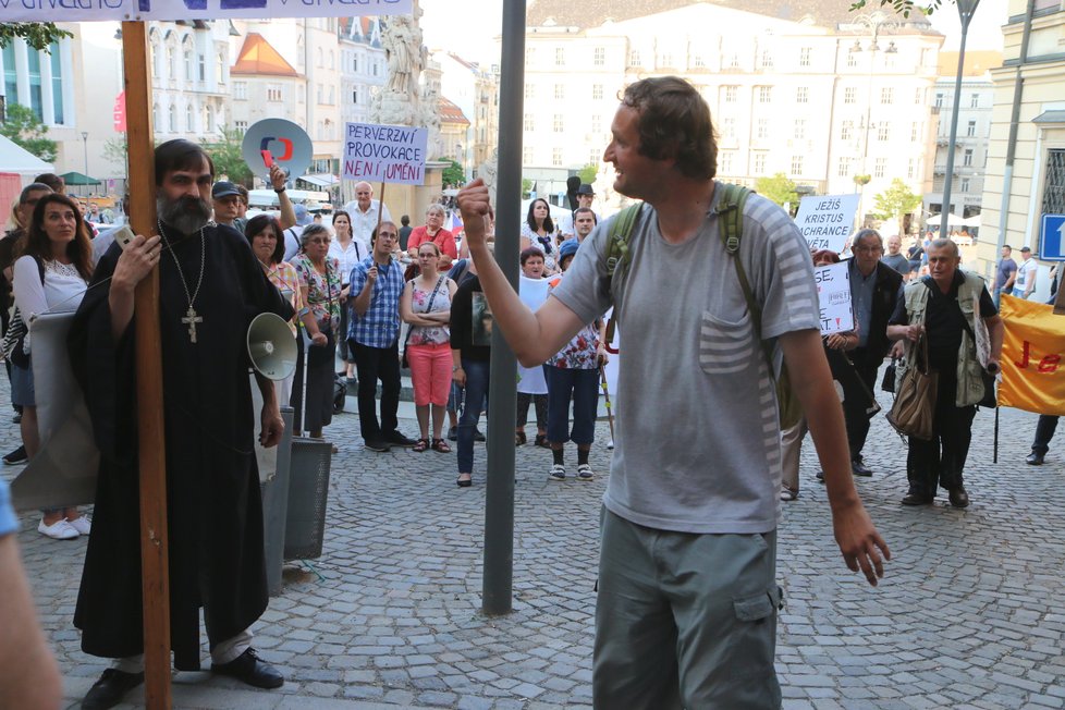 Kontroverzní představení Naše násilí, vaše násilí, v němž Ježíš Kristus znásilňuje muslimku, vzbudilo v Brně vlnu protestů.