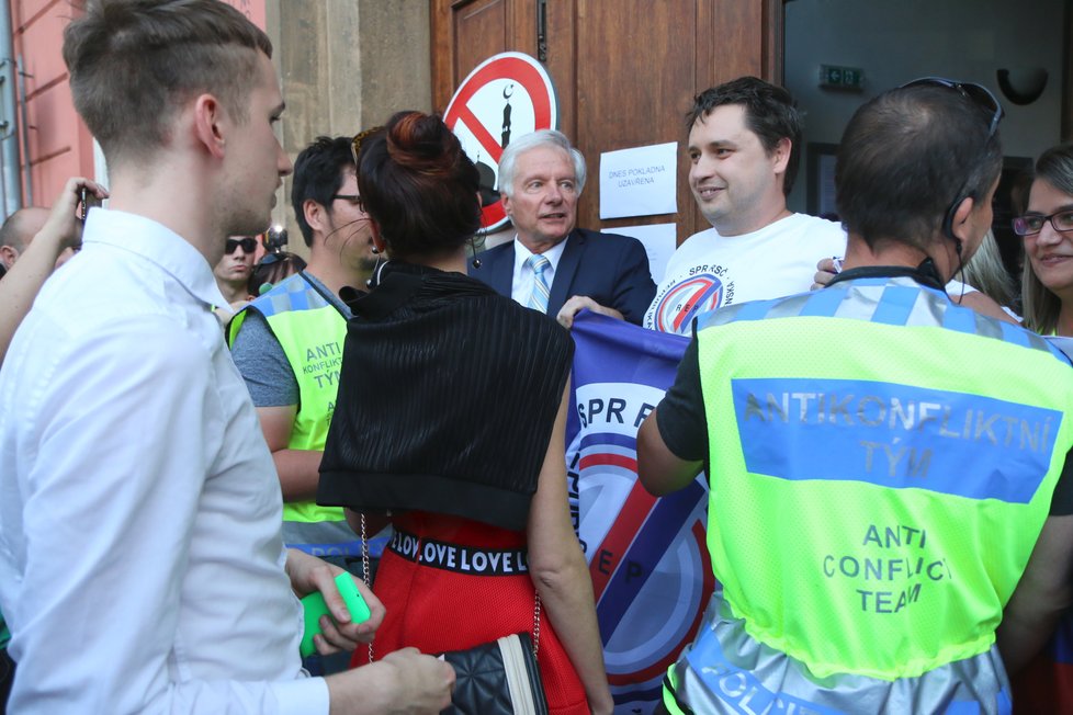 Kontroverzní představení Naše násilí, vaše násilí, v němž Ježíš Kristus znásilňuje musilmku vzbudilo v Brně vlnu protestů.