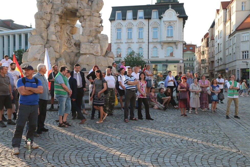 Kontroverzní představení Naše násilí, vaše násilí, v němž Ježíš Kristus znásilňuje muslimku vzbudilo v Brně vlnu protestů.