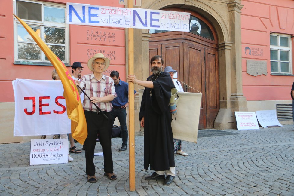 Kontroverzní představení Naše násilí, vaše násilí, v němž Ježíš Kristus znásilňuje musilmku vzbudilo v Brně vlnu protestů.