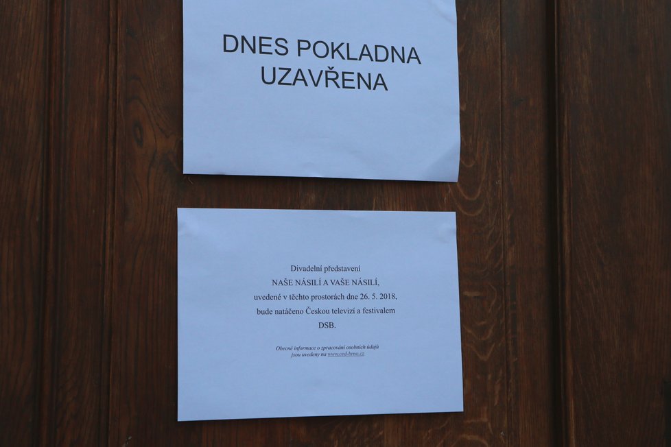 Kontroverzní představení Naše násilí, vaše násilí, v němž Ježíš Kristus znásilňuje muslimku, vzbudilo v Brně vlnu protestů.