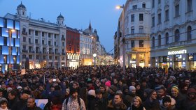Demonstrace nazvané "Ne Ondráčkovi do čela komise pro GIBS" se v Brně na náměstí Svobody zúčastnilo přibližně 1500 lidí.