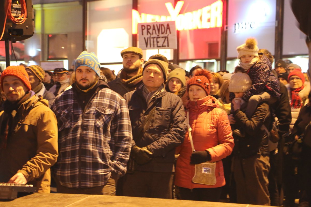 Demonstrace &#34;Ne Ondráčkovi do čela komise pro GIBS&#34; v Brně.