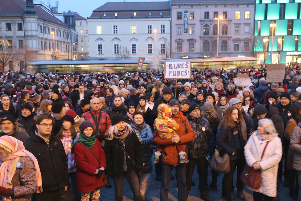 Demonstrace nazvané &#34;Ne Ondráčkovi do čela komise pro GIBS&#34; se v Brně na náměstí Svobody zúčastnilo přibližně 1500 lidí.