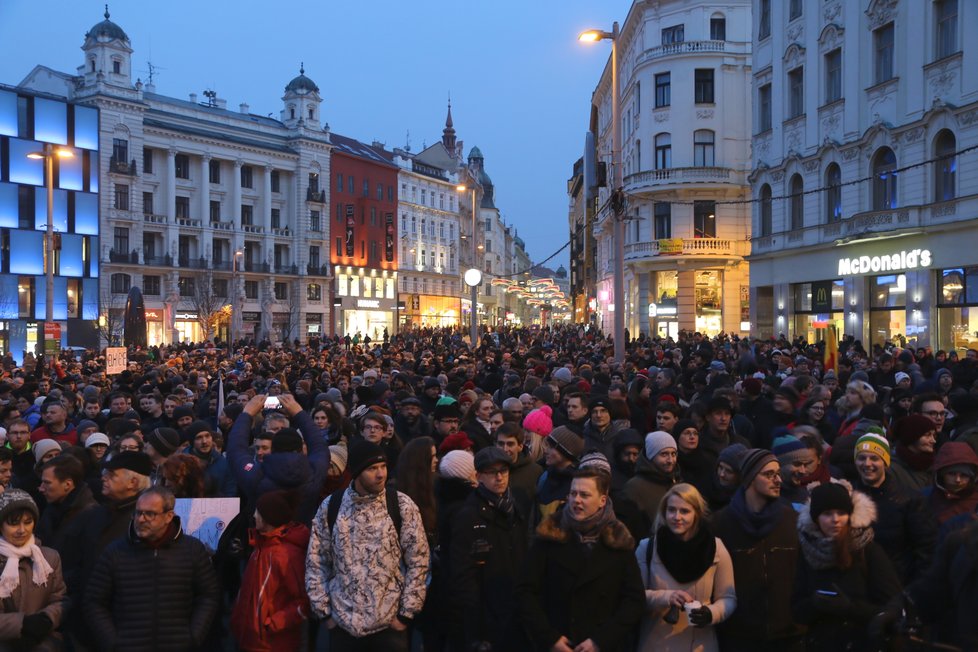 Demonstrace nazvané „Ne Ondráčkovi do čela komise pro GIBS“ se v Brně na náměstí Svobody zúčastnilo přibližně 1 500 lidí.