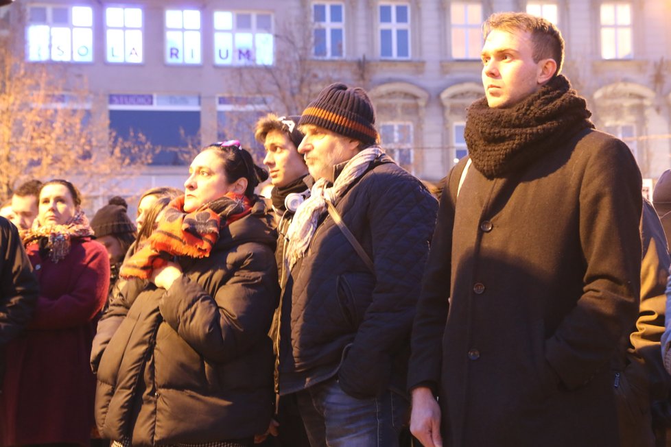 Mezi demonstranty přišel i herec a režisér Břetislav Rychlík (druhý zprava).