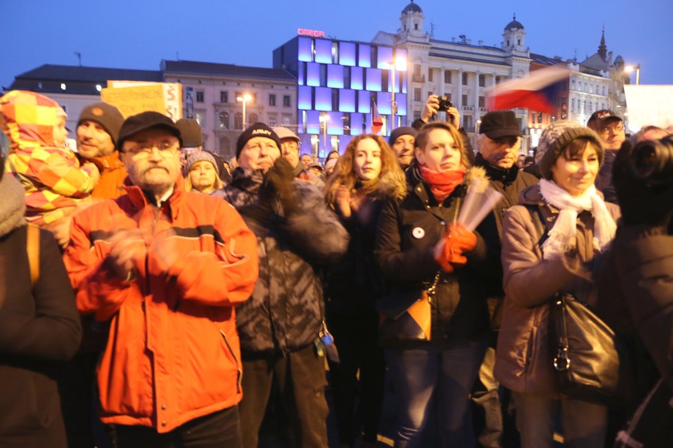 Demonstranti tleskají projevu bývalého rektora Masarykovy univerzity Petra Fialy.