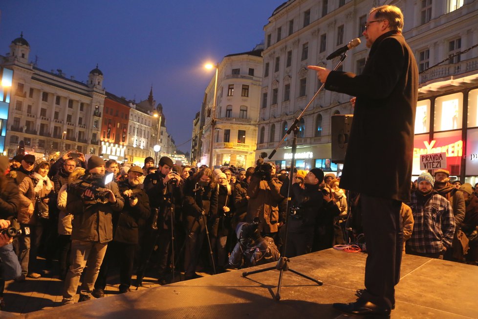 Bývalý rektor Masarykovy univerzity Petr Fiala nazval zvolení Ondráčka hanbou a úderem do tváře demokracie.