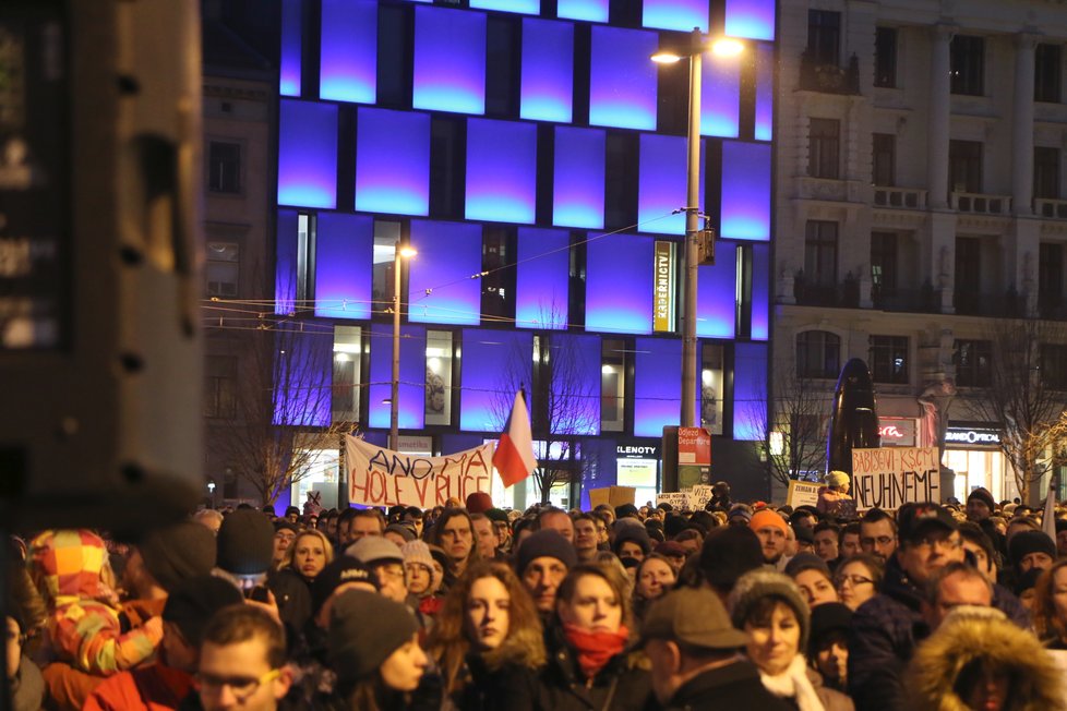 Demonstrace &#34;Ne Ondráčkovi do čela komise pro GIBS&#34; v Brně.