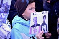 OBRAZEM: Dítě s islámským Sobotkou a další detaily z protestu příznivců Zemana