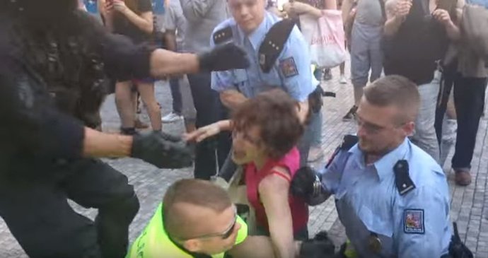 Zásah policejních jednotek proti aktivistům, během kterého byla zadržena i Kateřina K.