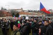 Demonstrace za Zemana a proti vládě:  Řečník čte výpověď premiérovi Sobotkovi