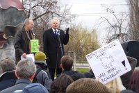 „Sobotko, demisi! Kalousku, vlastizrádce!“ Přiznivci Zemana brojili v Praze