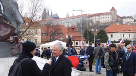 Demonstrace na podporu Miloše Zemana a proti Sobotkově vládě v Praze na Klárově se zúčastnil i Miroslav Sládek (12. 3. 2016)