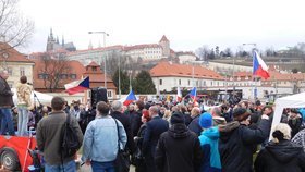 Demonstrace na podporu Miloše Zemana a proti Sobotkově vládě v Praze na Klárově se zúčastnil i Miroslav Sládek (12. 3. 2016)