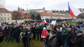Demonstrace na podporu Miloše Zemana a proti Sobotkově vládě v Praze na Klárově se zúčastnil i Miroslav Sládek (12. 3. 2016)