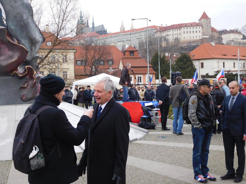 Demonstrace na podporu Miloše Zemana a proti Sobotkově vládě v Praze na Klárově se zúčastnil i Miroslav Sládek (12. 3. 2016).