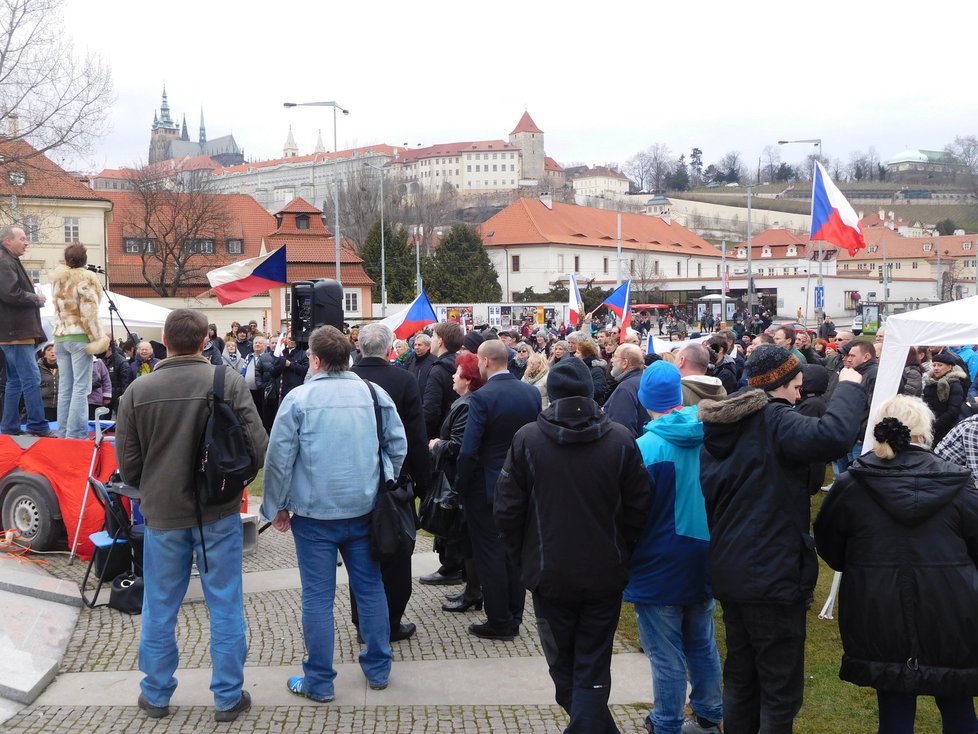 Demonstrace na podporu Miloše Zemana a proti Sobotkově vládě v Praze na Klárově se zúčastnil i Miroslav Sládek (12. 3. 2016)