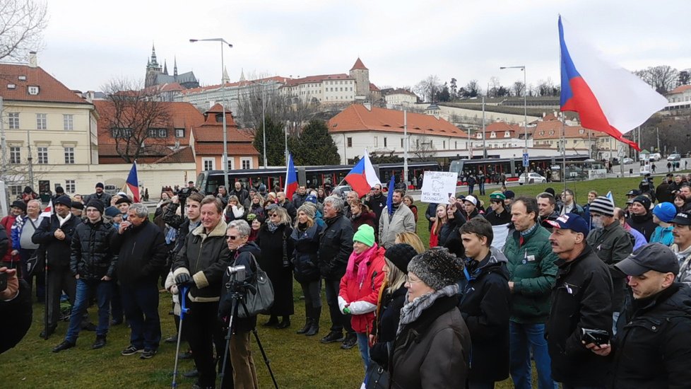 Demonstrace na podporu Miloše Zemana a proti Sobotkově vládě v Praze na Klárově se zúčastnil i Miroslav Sládek (12. 3. 2016).