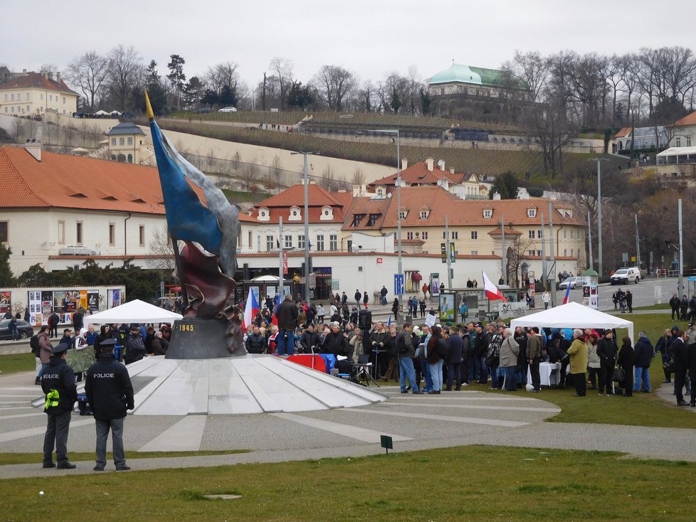 Demonstrace na podporu Miloše Zemana a proti Sobotkově vládě v Praze na Klárově se zúčastnil i Miroslav Sládek (12. 3. 2016).