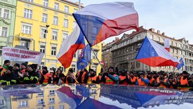 Několik stovek lidí se sešlo před budovou ministerstva vnitra na pražské Letné, aby protestovali proti povinnému očkování proti nemoci covid-19. Na protestu vystoupili i někteří příslušníci Integrovaného záchranného systému (13. 1. 2022)