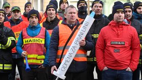 Několik stovek lidí se sešlo před budovou ministerstva vnitra na pražské Letné, aby protestovali proti povinnému očkování proti nemoci covid-19. Na protestu vystoupili i někteří příslušníci Integrovaného záchranného systému (13. 1. 2022)