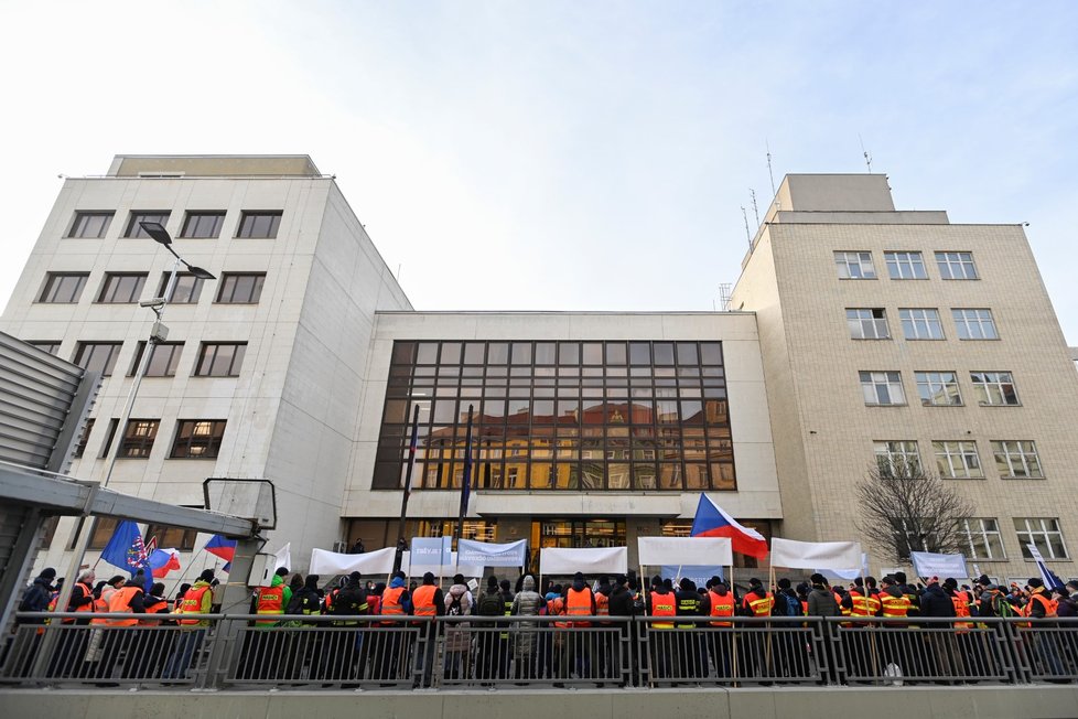 Několik stovek lidí se sešlo před budovou ministerstva vnitra na pražské Letné, aby protestovali proti povinnému očkování proti nemoci covid-19. Na protestu vystoupili i někteří příslušníci Integrovaného záchranného systému (13. 1. 2022)