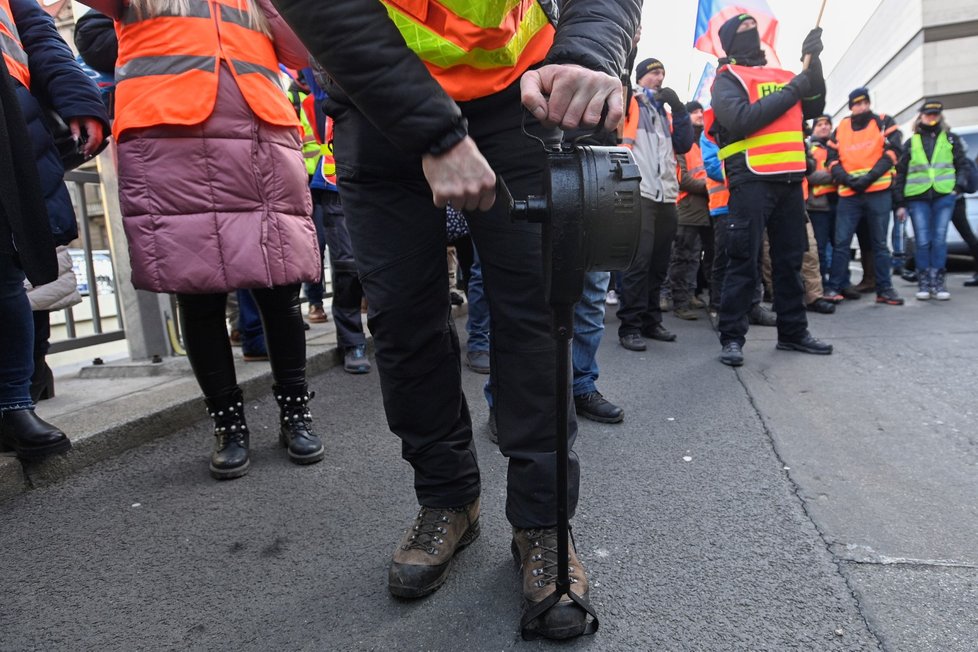 Několik stovek lidí se sešlo před budovou ministerstva vnitra na pražské Letné, aby protestovali proti povinnému očkování proti nemoci covid-19. Na protestu vystoupili i někteří příslušníci Integrovaného záchranného systému. (13. 1. 2022)