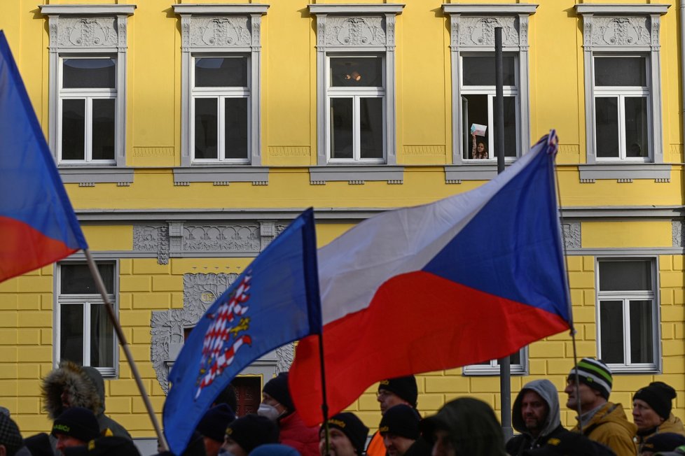 Několik stovek lidí se sešlo před budovou ministerstva vnitra na pražské Letné, aby protestovali proti povinnému očkování proti nemoci covid-19. Na protestu vystoupili i někteří příslušníci Integrovaného záchranného systému. (13. 1. 2022)