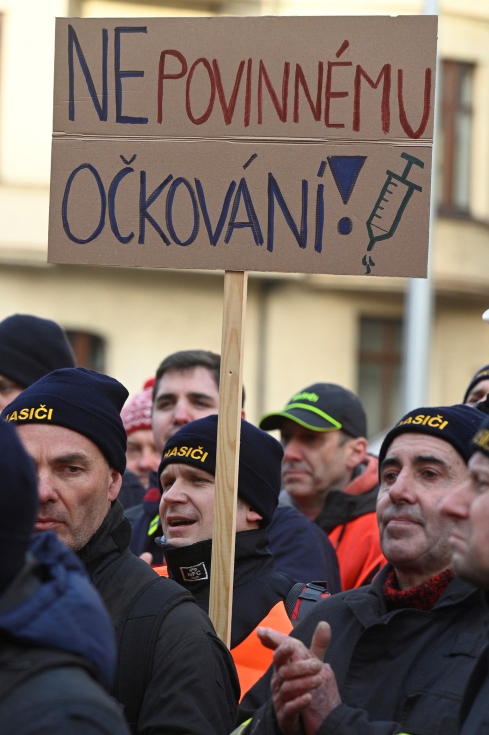 Několik stovek lidí se sešlo před budovou ministerstva vnitra na pražské Letné, aby protestovali proti povinnému očkování proti nemoci covid-19. Na protestu vystoupili i někteří příslušníci Integrovaného záchranného systému (13. 1. 2022)