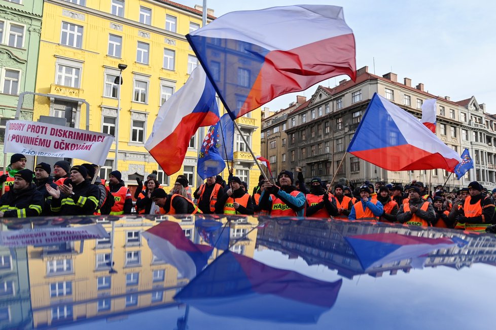 Několik stovek lidí se sešlo před budovou ministerstva vnitra na pražské Letné, aby protestovali proti povinnému očkování proti nemoci covid-19. Na protestu vystoupili i někteří příslušníci Integrovaného záchranného systému (13. 1. 2022)