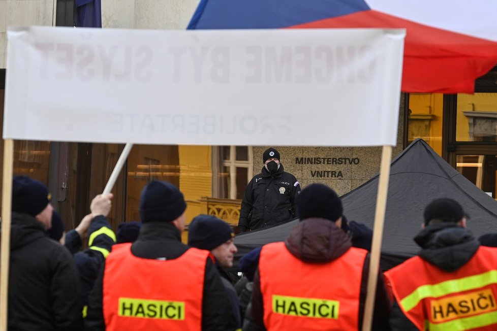 Několik stovek lidí se sešlo před budovou ministerstva vnitra na pražské Letné, aby protestovali proti povinnému očkování proti nemoci covid-19. Na protestu vystoupili i někteří příslušníci Integrovaného záchranného systému. (13. 1. 2022)