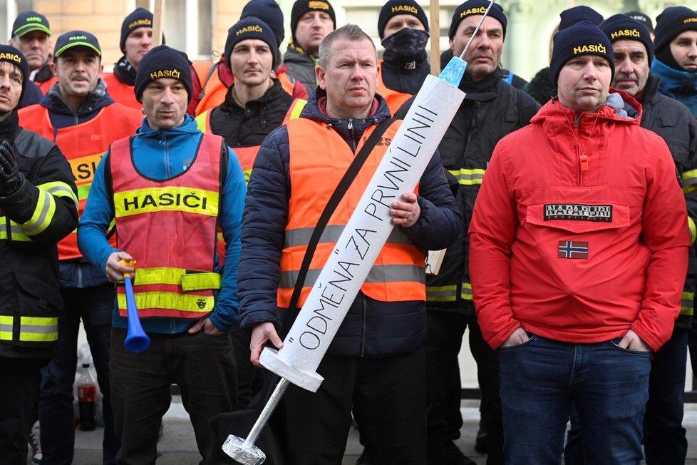 Několik stovek lidí se sešlo před budovou ministerstva vnitra na pražské Letné, aby protestovali proti povinnému očkování proti nemoci covid-19. Na protestu vystoupili i někteří příslušníci Integrovaného záchranného systému. (13. 1. 2022)