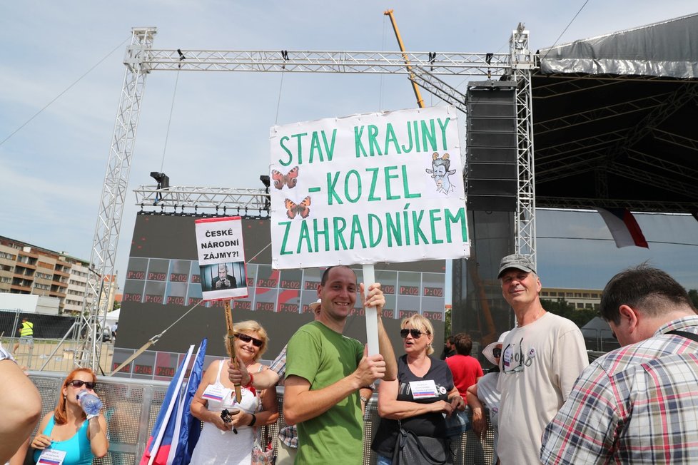 První demonstranti s jejich transparenty na Letné (23. 6. 2019)