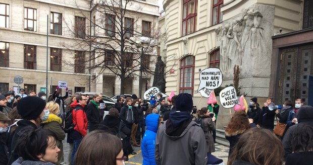 V Praze demonstrovali lidé proti znečišťování ovzduší.