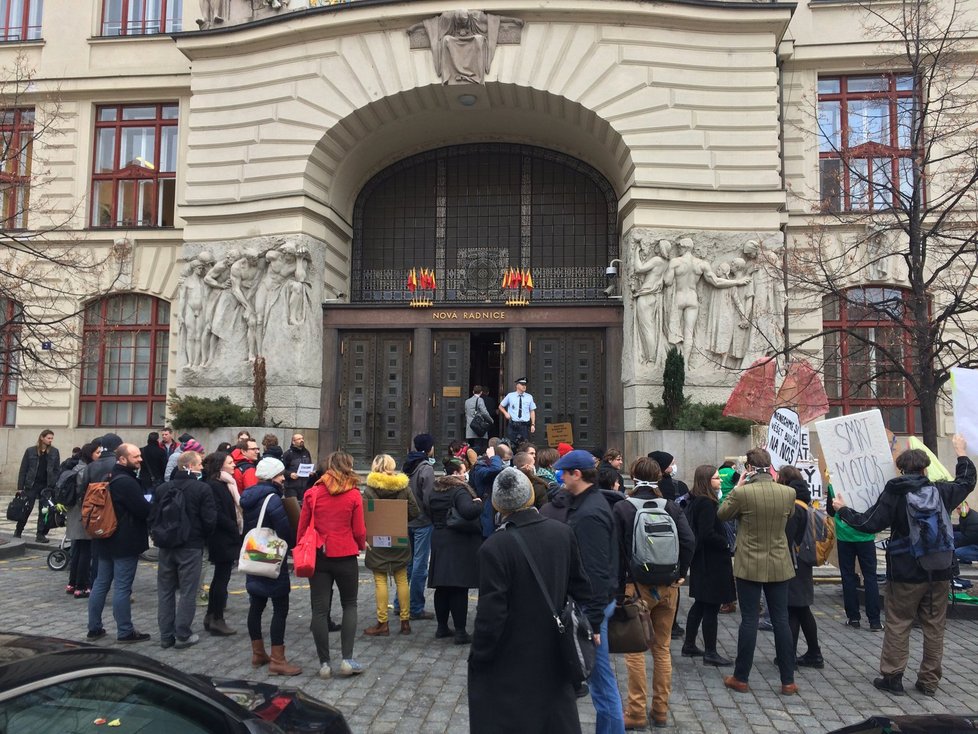 V Praze demonstrovali lidé proti znečišťování ovzduší.