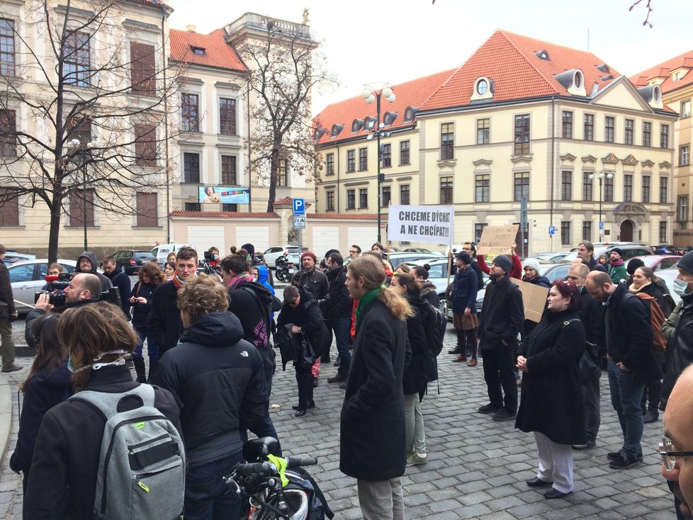 V Praze demonstrovali lidé proti znečišťování ovzduší.
