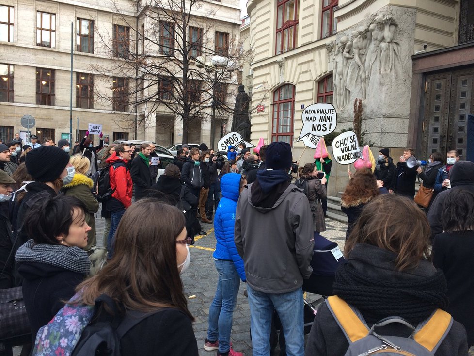 V Praze demonstrovali lidé proti znečišťování ovzduší.