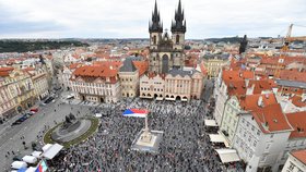 Demonstrace Milionu chvilek proti vládě Andreje Babiše na pražském Staroměstském náměstí (9. 6. 2020)