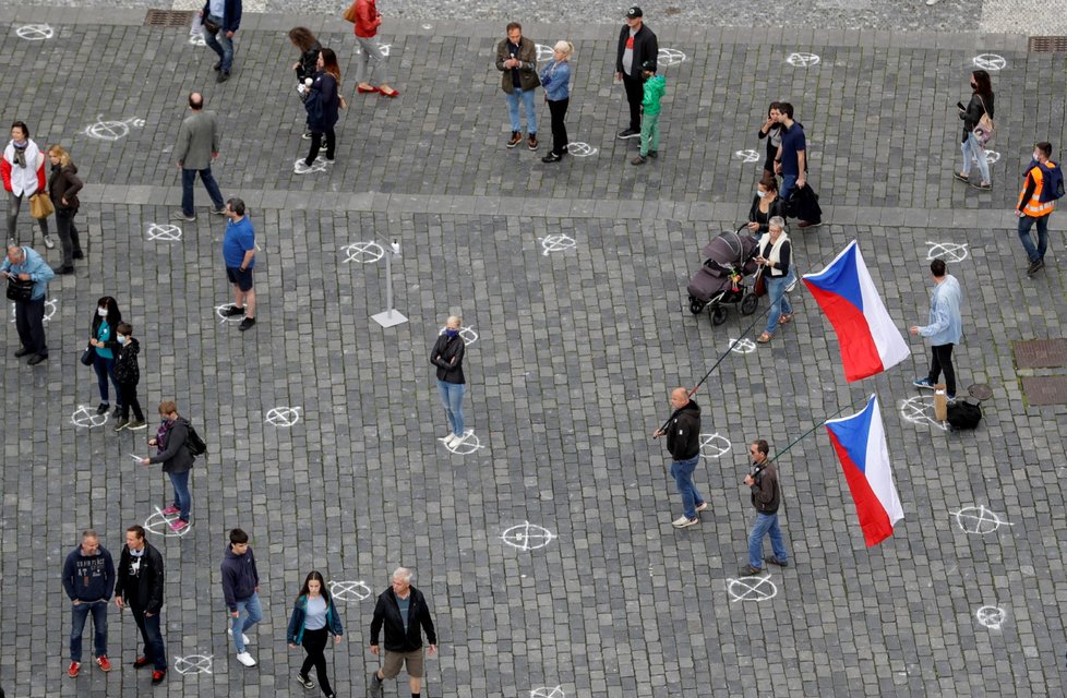 Demonstrace Milionu chvilek proti vládě Andreje Babiše na pražském Staroměstském náměstí (9. 6. 2020)