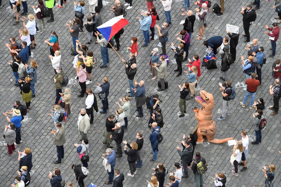 Demonstrace Milionu chvilek proti vládě Andreje Babiše na pražském Staroměstském náměstí (9. 6. 2020)