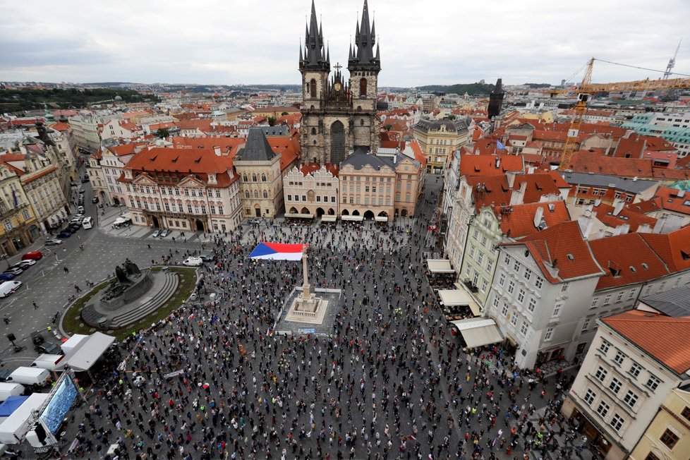 Demonstrace Milionu chvilek proti vládě Andreje Babiše na pražském Staroměstském náměstí (9. 6. 2020)