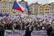 Nejsme slepí! Mikuláš Minář ze spolku Milion chvilek pro demokracii promlouvá před demonstrací proti Marii Benešové, která zaplnila Staroměstské náměstí