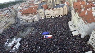 Potřetí zaplněný Staromák. Za odvolání ministryně Benešové opět demonstrovalo přes 20 tisíc lidí