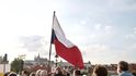 Němá demonstrace proti Andreji Babišovi v Praze 22. 5. 2018