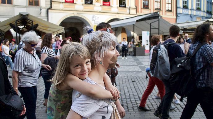 Němá demonstrace proti Andreji Babišovi v Praze 22. 5. 2018