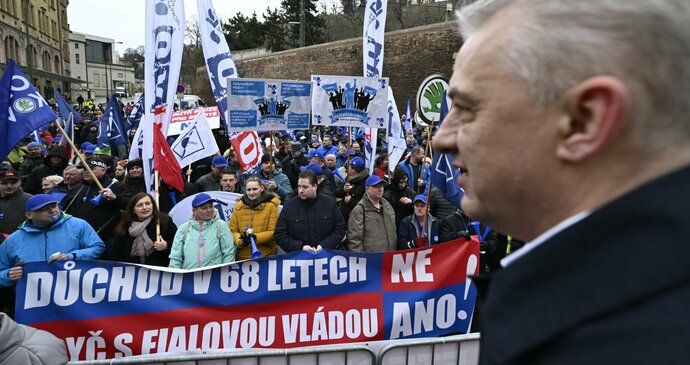 Vláda zasedne v Jeseníku. Ujeli nám, zoufají si protestující odboráři v čele s Babišem