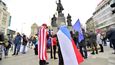 Desítky lidí demonstrovaly v Praze proti covidu a na podporu Donalda Trumpa